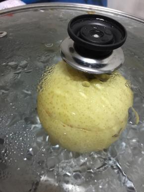 锅中加水放上蒸笼，将处理好的雪梨放在蒸笼上蒸