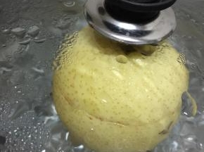 锅中加水放上蒸笼，将处理好的雪梨放在蒸笼上蒸