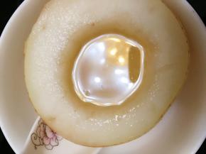 盖上锅盖，中火蒸10分钟，小火蒸25分钟，关火取出稍稍放凉就可以吃了