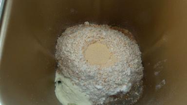 将全麦面粉、高筋面粉、麸皮、干酵母和清水恩和揉成团，发酵90分钟左右