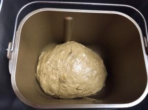 将面条进行第二次发酵，时间为1个小时，发好后松弛15分钟，用擀面杖擀成椭圆形卷起，放入面包机中进行发酵