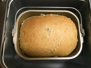 面包发酵长至面包机的9分满时，进行烘烤程序，香喷喷的全麦面包就出炉了