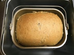 面包发酵长至面包机的9分满时，进行烘烤程序，香喷喷的全麦面包就出炉了