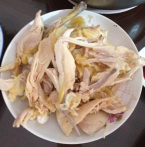 取出之后，等鸡腿不烫手了，用手将鸡腿撕成条状