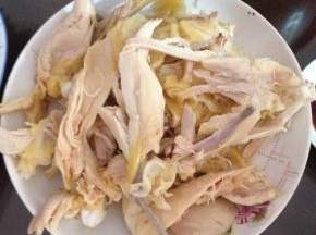 取出之后，等鸡腿不烫手了，用手将鸡腿撕成条状