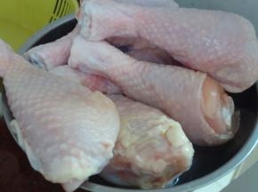 鸡腿洗干净，撕去多余的油脂部分，放进微波炉中叮5分钟