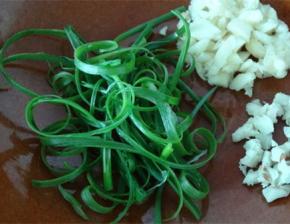 沙姜、蒜用刀拍碎，大葱取葱叶撕成条状备用