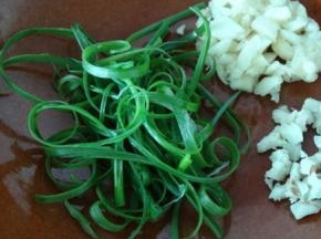 沙姜、蒜用刀拍碎，大葱取葱叶撕成条状备用