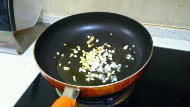 油锅烧热，沙姜、蒜下锅爆香，放入白糖、生抽、黄酒、米醋，加少许水煮成酱汁