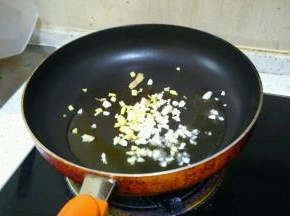 油锅烧热，沙姜、蒜下锅爆香，放入白糖、生抽、黄酒、米醋，加少许水煮成酱汁