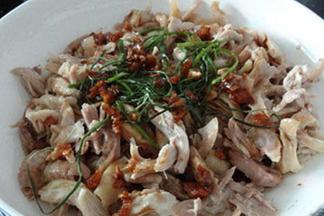 鸡丝装盘，上面摆上葱丝，将煮好的酱汁趁热浇在上面