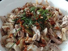 鸡丝装盘，上面摆上葱丝，将煮好的酱汁趁热浇在上面