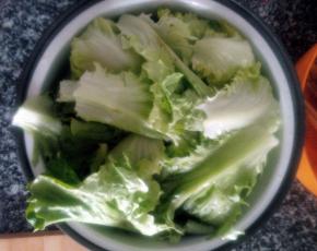 生菜手撕成片，洗净后沥干水分备用