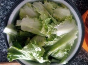 生菜手撕成片，洗净后沥干水分备用