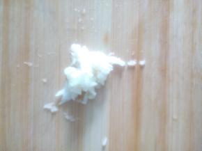 大蒜拍碎，剁成蒜蓉