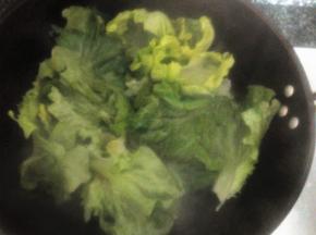 锅中少油，油开后转中火，把蒜蓉放入锅中爆香，放上生菜快速翻炒