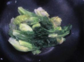 炒1分钟左右加盐调味，出锅装盘