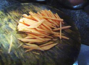 红薯切成条状备用