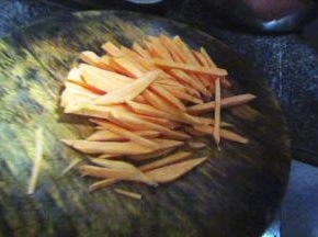 红薯切成条状备用