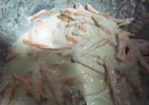 将适量面粉和鸡蛋打散搅拌成稠状的面糊，把红薯条放入面糊中，搅拌均匀