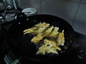 油锅加热后转小火，将红薯条放入锅中慢炸