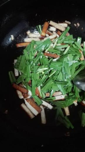 豆腐干炒成微熟，加上韭菜段翻炒，韭菜炒断生加盐调味