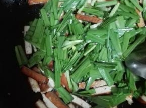 豆腐干炒成微熟，加上韭菜段翻炒，韭菜炒断生加盐调味