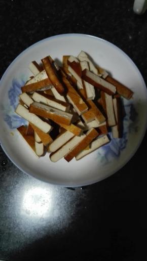 豆腐干洗干净切成条