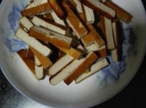 豆腐干洗干净切成条