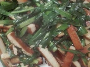 炒好后关火出锅，下饭的韭菜炒豆干完成