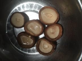 将香菇去缔挖洞，洗干净后沥干水分