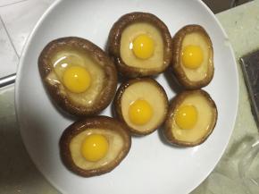 将沥干水分的香菇摆在盘中，在每个香菇里面打一个鹌鹑蛋，撒上少许盐和葱花，滴一勺植物油在盘中