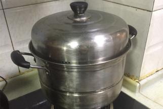 把处理好的香菇放入蒸锅中蒸10分钟，出锅后淋上酱油，再蒸3分钟即可