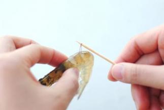 鲜虾挑出虾线，清理干净