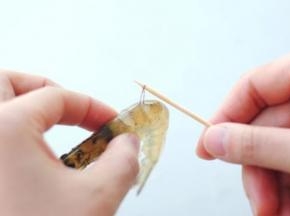鲜虾挑出虾线，清理干净