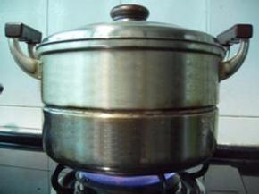 把鲜虾放入开水锅中蒸5分钟