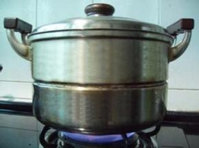 把鲜虾放入开水锅中蒸5分钟