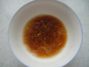 大蒜捣成泥，加入少许醋和酱油调成调料汁