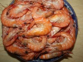 蒸好的虾取出摆盘，沾汁食用即可