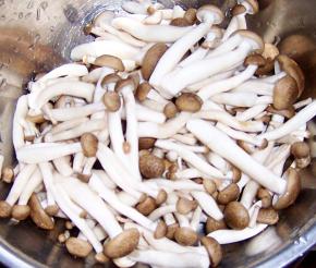 蟹味菇洗净后切片，沸水过焯后捞出沥干水分