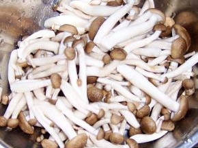 蟹味菇洗净后切片，沸水过焯后捞出沥干水分