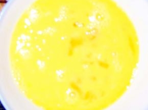 鸡蛋打散，放盐搅拌均匀