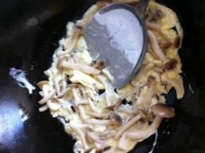 倒入沥干的蟹味菇，放入少许食盐，翻炒至断生后出锅