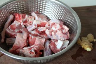 牛尾切成小块。浸泡在清水中，多泡几个小时，中间换几次水