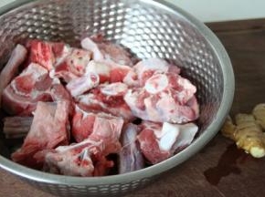 牛尾切成小块。浸泡在清水中，多泡几个小时，中间换几次水