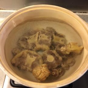 牛尾冷水下锅焯水，撇去血沫。捞出用温水冲洗干净