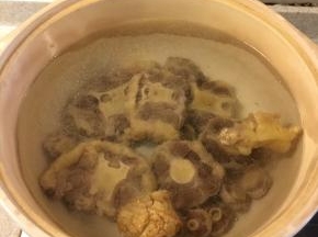 牛尾冷水下锅焯水，撇去血沫。捞出用温水冲洗干净