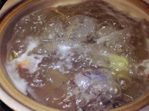 砂锅内加水煮至沸腾，加入牛尾料酒和姜片，小火煮3个小时