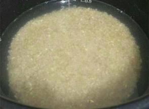 把泡好的大米和糙米放入电饭锅中，加入适量的清水，按下煮饭键