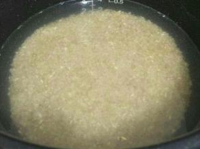 把泡好的大米和糙米放入电饭锅中，加入适量的清水，按下煮饭键